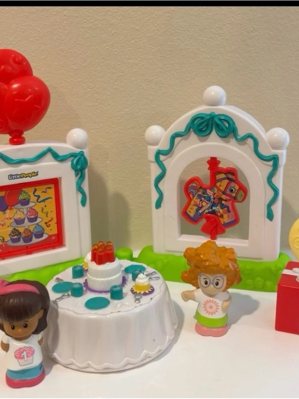 Kids Birthday Playset with White & Green Cake Table